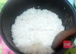 Illustration of how to make barbecued pork and fungus fried rice 5