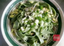 Illustration of how to make spinach noodles 18