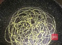 Illustration of how to make egg pancake rolls 10