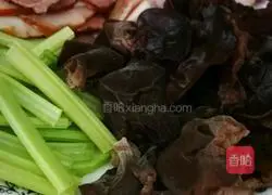 Illustration of making braised noodles with fungus, carrot and bacon 2