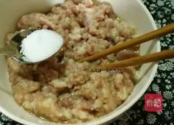 Illustration of how to make steamed meat cakes 7