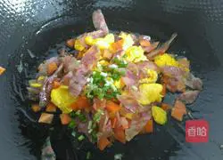 Illustration of how to make sausage and egg fried rice 5