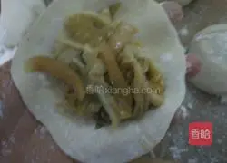 Illustration of how to make potato and pickled vegetable buns 18