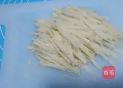 Illustration of how to make shredded potato and egg burritos 4