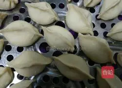 Illustration of how to make celery and pork dumplings 9