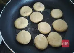 Illustration of how to make fried sweet potato cakes 10