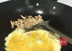 Illustration of how to make fried rice with lean meat and eggs 5