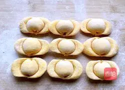 Illustration of how to make golden ingot steamed buns 17