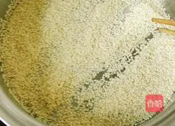 Illustration of how to make sesame layer cake 3