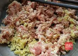 Illustration of how to make radish and beef dumpling stuffing 1