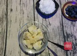 Illustration of how to make banana waffles 2