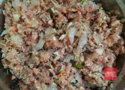 Illustration of how to make cabbage and shrimp dumplings 4