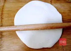 Illustration of hand-rolling sweet potato noodles 2