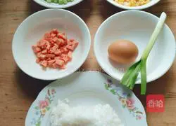 Illustration of how to make fried rice with corn, peas, eggs, ham and ham 1