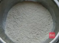 Tuanyuanyuan: Illustration of how to make golden steamed buns 2