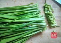 Illustration of how to make leek and meat dumplings 3