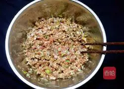 Illustration of how to make fresh meat wontons 6