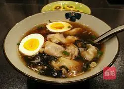 Illustration of how to make seaweed and shrimp skin wontons 7