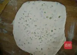 Illustration of how to make large green onion pancake 11