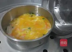 Illustration of how to make egg noodles and carrot cubes 6