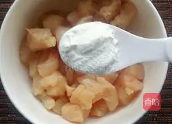 Illustration of how to make pineapple, corn and chicken fried rice 4