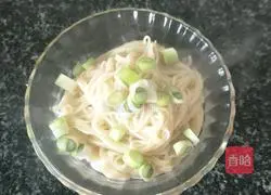 Illustration of how to make noodles with scallion oil 4