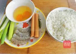 How to make ham, shrimp, and egg fried rice Illustration 1