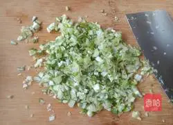 Illustration of how to make zucchini, pork and green onion dumpling fillings 6