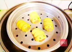 Illustration of making caterpillar ham and steamed buns 13