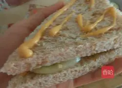 Illustration of how to make a simple deluxe sandwich 12