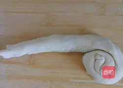 Illustration of how to make scallion pancake 9