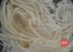 Illustration of how to make spicy noodles 1