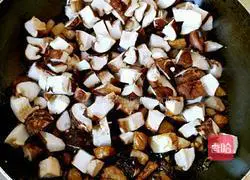 Illustration of braised rice with mushrooms and diced pork 6