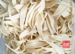 Illustration of how to make lentil noodles in Northwest cuisine 6