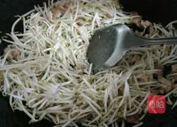 Illustration of how to make fried noodles with bean sprouts 3