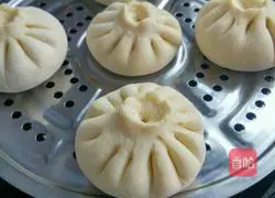 Illustration of how to make pork stuffed buns 13