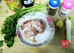 Illustration of how to make pork and coriander wonton stuffing 2