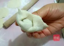 Illustration of three fresh shepherd's purse dumplings 15