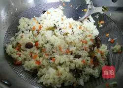 Illustration of how to make fried rice with sausage and pickled vegetables 7