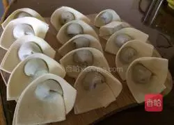 Illustration of how to make three fresh wontons 7