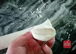 Illustration of how to make Autumn Leaf Buns 5