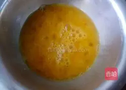 Illustration of how to make golden egg steamed bun slices 3