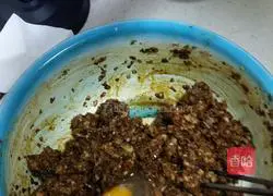 Illustration of how to make pork and green onion dumpling stuffing 5