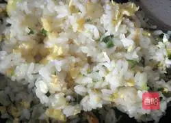 Illustration of how to make green onion and egg fried rice 11