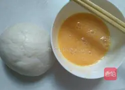 Illustration of how to make salt and pepper egg steamed bun slices 1