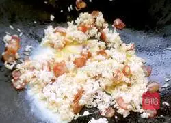 Illustration of how to make sausage and egg fried rice 9