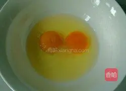 Illustration of how to make breakfast egg pancakes 1