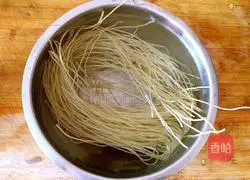 Illustration of how to make leek and egg pie 4