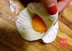 Illustration of how to make dough-filled egg pancakes 5