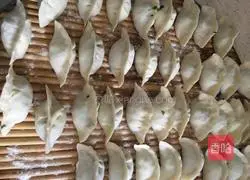 Illustration of how to make amaranth stuffed dumplings 8